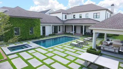 Contemporary Southern Colonial – East Shore, The Woodlands — Landscape Design project by Moss Landscaping in Spring