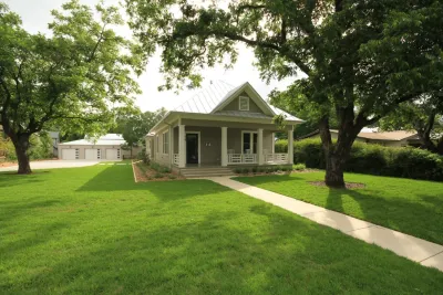 Fburg Residence by Native Roots Landscape