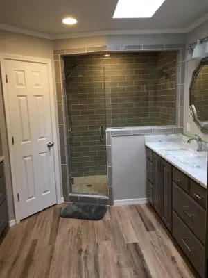 Tiffany Main Bathroom by Bobby Murray Homes LLC