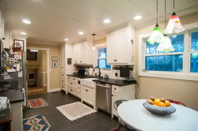 Distinctive lighting solutions by Pythoge Custom Homes And Renovations