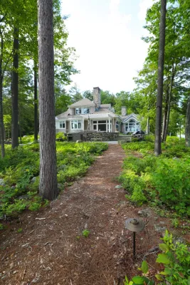 Lakeside Natural and Modern Design by Pellettieri Associates, Inc.
