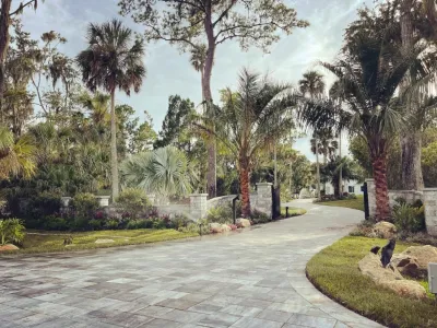 Wall Residence : Palm Valley by Serenoa Landscape Design