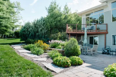 Lakeshore Residence by Avant Gardening & Landscaping Inc