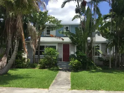 Bungalow in Hollywood, Florida by Brick&batten