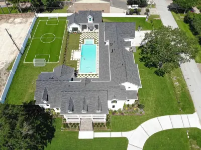 615 White Wing, Houston by Darrin Harvey Designs