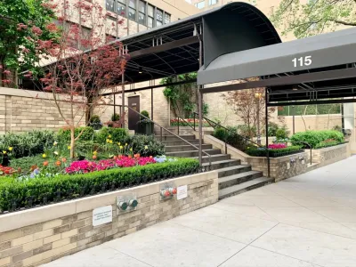 Entranceway Seasonal Plantings — Landscape Design project by Bella Gardens