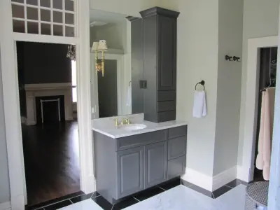 Restrooms by Mahn Custom Homes And Renovations