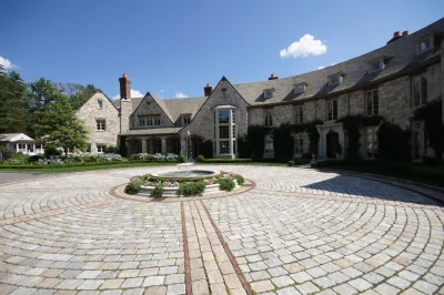Hilltop Manor by Wesley Stout Associates