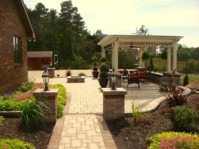 Transitional Patio — Landscape Construction project by Creative Hardscapes