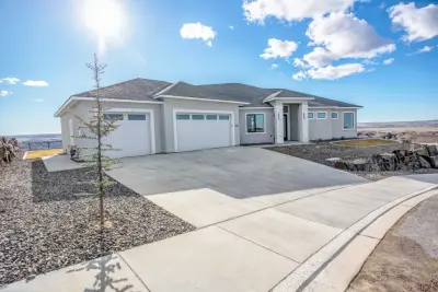 Falconcrest Loop 2556 — Custom Home Builders project by Prodigy Homes Inc.