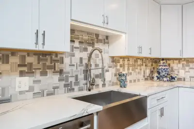 Traditional Kitchen with Eating Area in Vienna White 11775 — Kitchen Remodeling project by Foster Remodeling Solutions, Inc.