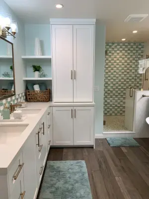 Sherman Oaks Main Bathroom by Johnson + Fernàndez Interior Design