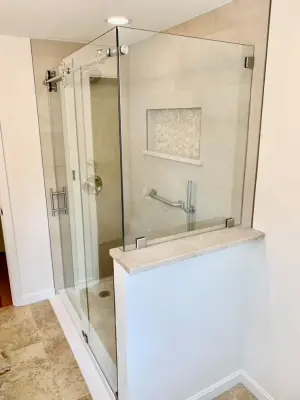 Hillside Main Bathroom by EDV Home Design