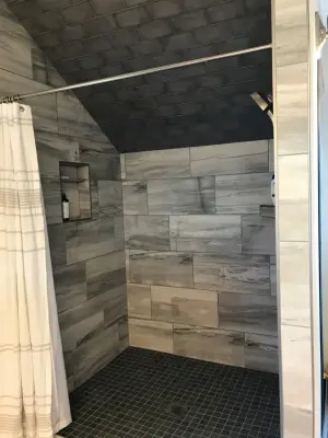Country-style bathroom by SKD Interiors LLC