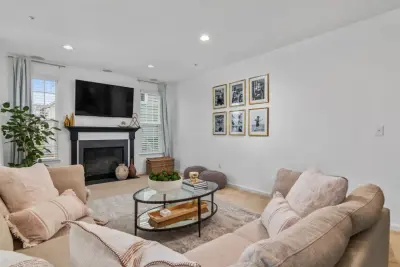 SANDY FLOWERS — Interior Design & Decorating project by DIH Designs