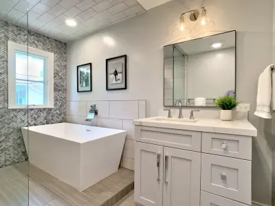 Boys' restroom by Hyelee Design & Staging Avenue