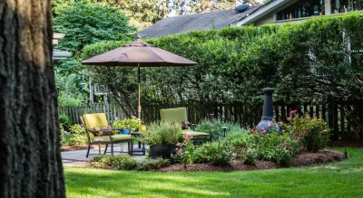 Modern Patio Design by Bruss Landscaping, Inc.