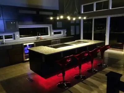 MODERN KITCHEN WITH MCDONALD CABINETRY — Interior Design & Decorating project by Hamilton Rae