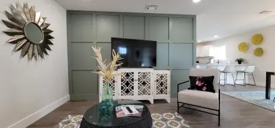 Dignowity Hill Vacation Rental — Interior Design & Decorating project by Mummeinteriors