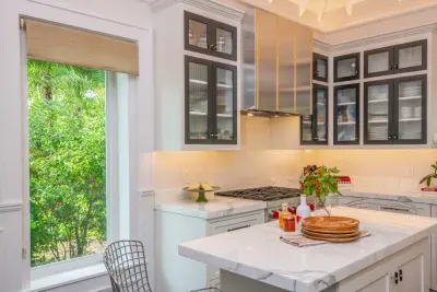 GOLDEN AND BOLD — Interior Design & Decorating project by Errez Design Inc.