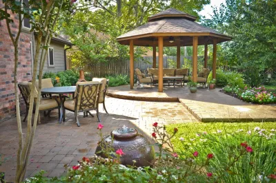 Decks, Courtyards, and Patios by Mirror Lake Designs
