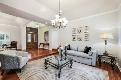 Garden Ridge TX Home Staging and Styling — Interior Design & Decorating project by Mummeinteriors