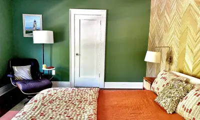 NOSTALGIC ELEGANCE BEDROOM — Interior Design & Decorating project by JSE Interiors