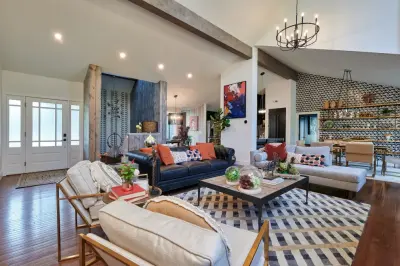 Soffit Chronicles: Bargain Mansions Season 3 Episode 9 — Interior Design & Decorating project by Tamara Day Design