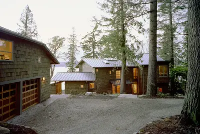 Rich Passage Waterfront Home by Tom Kuniholm Architects