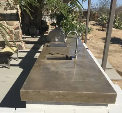 Bespoke concrete bar countertop by Walls N Effects