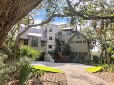 Modern Coastal Residence by Christopher A Rose AIA, ASID