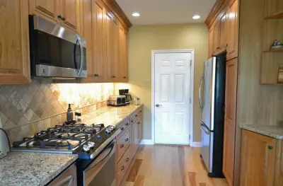 Cost-effective galley kitchen by Remodeling And Painting Experts Inc.