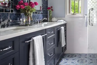 Wood-Style Bathrooms by Modern Kitchens By MKS Ind.