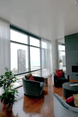 CONTEMPORARY LIVING ROOM - GLOSSY CEILING by Paint The Town Red - Color Consulting