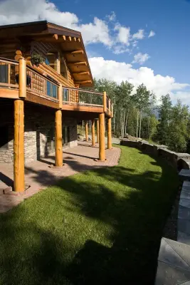 Elevated Modern Deck / Upscale Designs by Treeline Construction