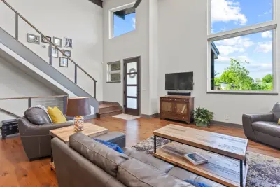 Contemporary Retreat by Owen Homes LLC