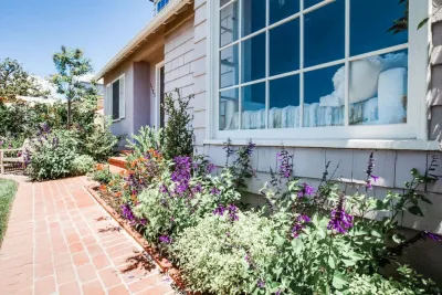 SANTA MONICA SOIREE — Landscape Design project by Paradise Gardens Landscape Design Inc in Santa Monica