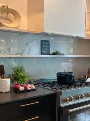 Contemporary City Chef's Kitchen — Kitchen Remodeling project by Decor Muse