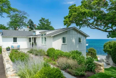 Seaside Home by Timothy Lee Landscape Design
