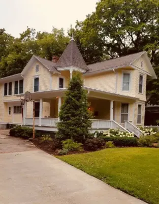 Toliver Painting & Refinishing - Flooring Installation Services in Marshall, MO