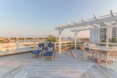 Captain's Quarters, Seapath Yacht Club by Envision Outdoor Spaces
