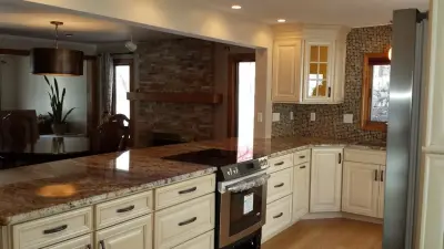 H & R Homes Remodeling Inc - Roofing & Gutter Services in Wilbraham, MA