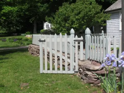 Barriers / Entrances / Trellises — Landscape Design project by Cre Woodard, Landscape Design And Construction