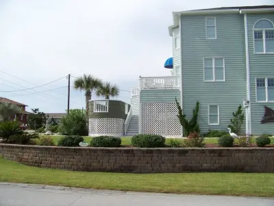 Emerald Isle - Coastal retaining wall, pathway, and driveway — Landscape Design project by Yardworks, Inc.