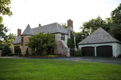 Medium Shakes in a Staggered Arrangement — Roofing & Gutter Services project by Rhoden Roofing