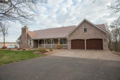Quarve Contracting INC - Roofing & Gutter Services in Minneapolis, MN