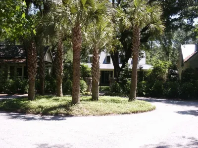 Low Country Residence 2 — Landscape Design project by Hooten Land Design, Inc.