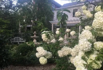 St Elmo Historic Cottage by Dream Gardens Landscape Design & Installation