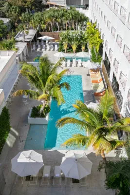 Sarasota Modern Hotel by DWY Landscape Architects