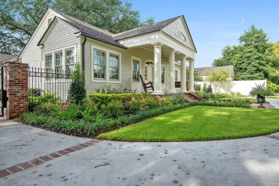 Goodwood Residence (Front Yard) — Landscape Design project by Smith + Baker in Baton Rouge